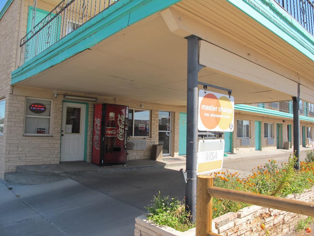 Economy Inn オンタリオ エクステリア 写真