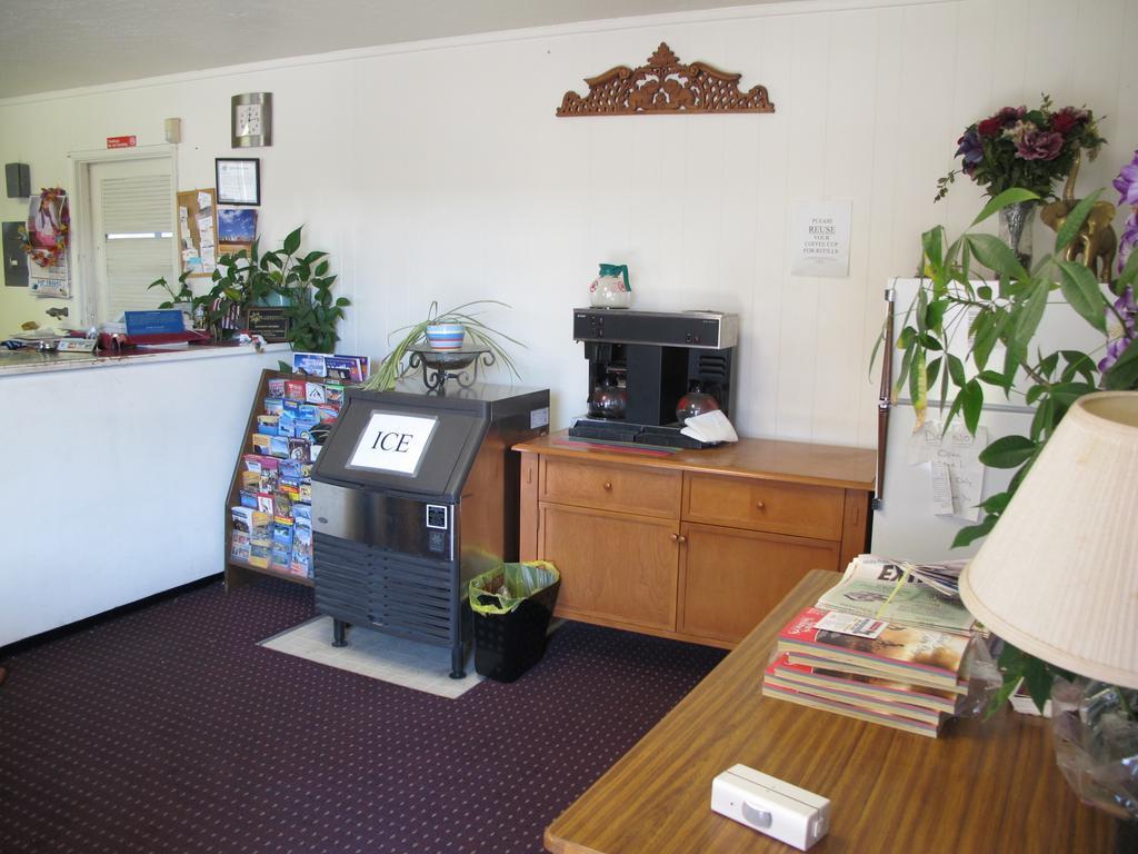 Economy Inn オンタリオ エクステリア 写真