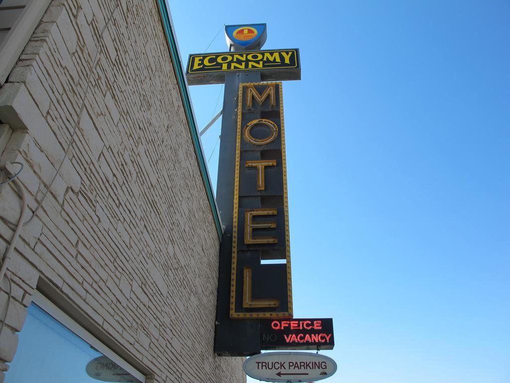 Economy Inn オンタリオ エクステリア 写真