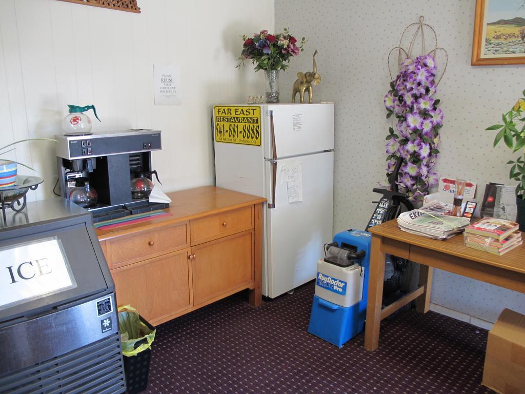 Economy Inn オンタリオ エクステリア 写真